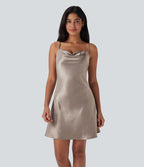 Mini-robe nuisette décontractée en satin à col bénitier avec bretelles ajustables