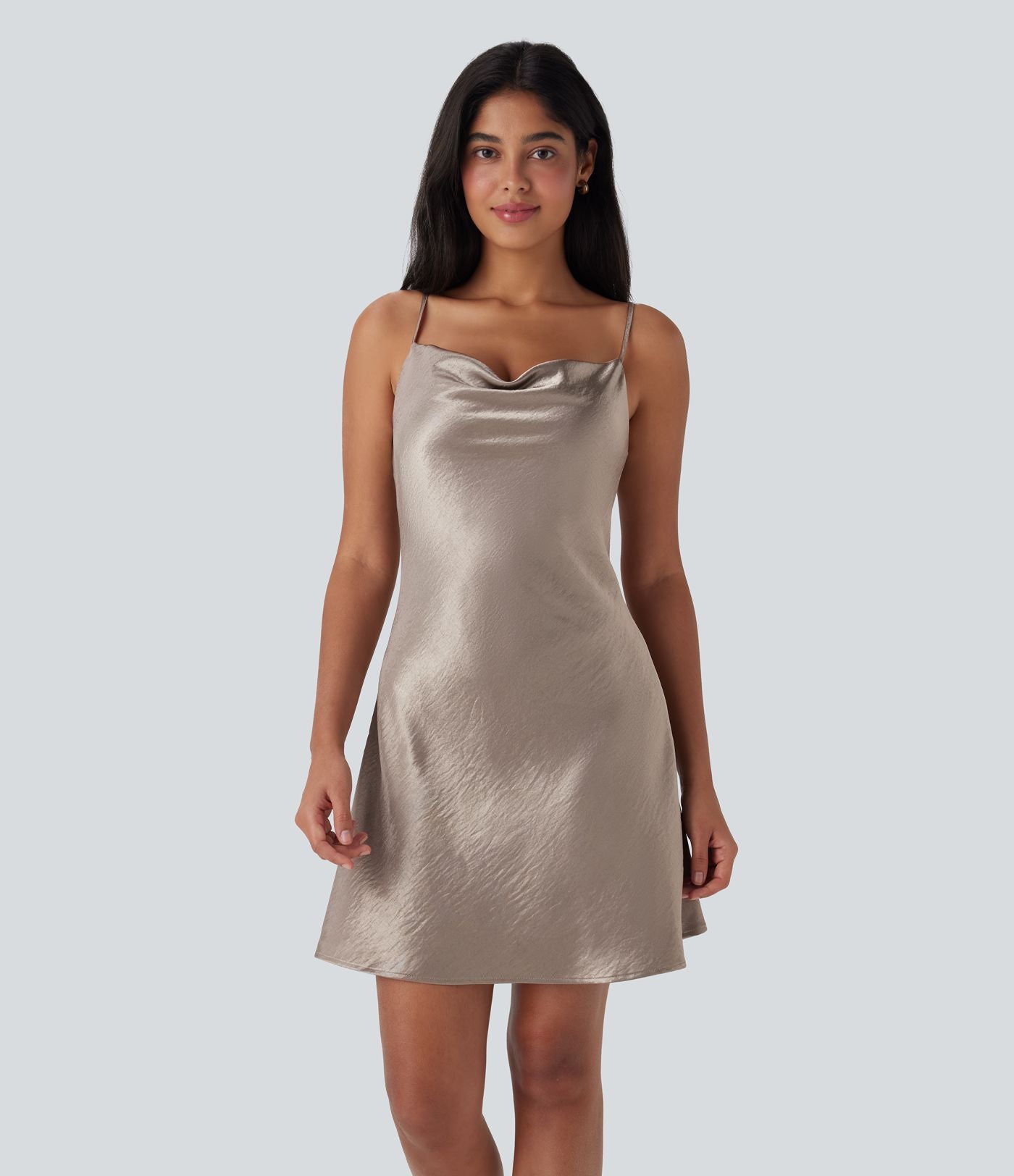 Mini-robe nuisette décontractée en satin à col bénitier avec bretelles ajustables