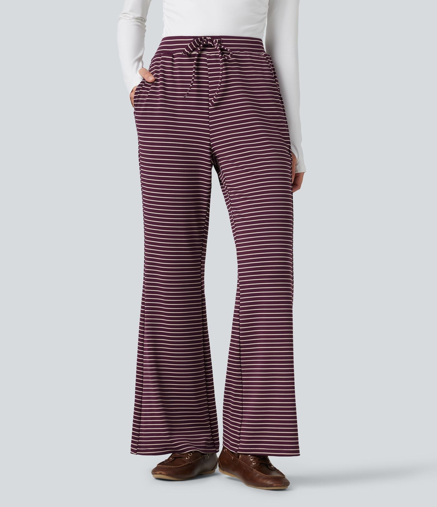 Pantalon décontracté à rayures en maille côtelée, taille mi-haute, cordon de serrage et coupe bootcut, avec poches