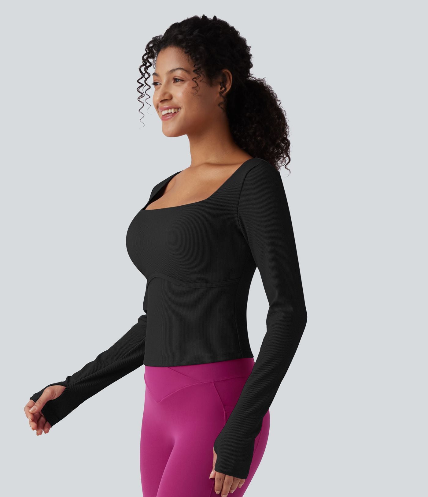 Haut de yoga côtelé push-up à col carré, manches longues et trous pour les pouces - Bonnets E-G