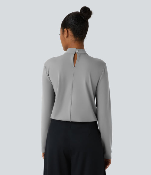 Blouse de travail à col montant, plis, boutons au dos et manches longues
