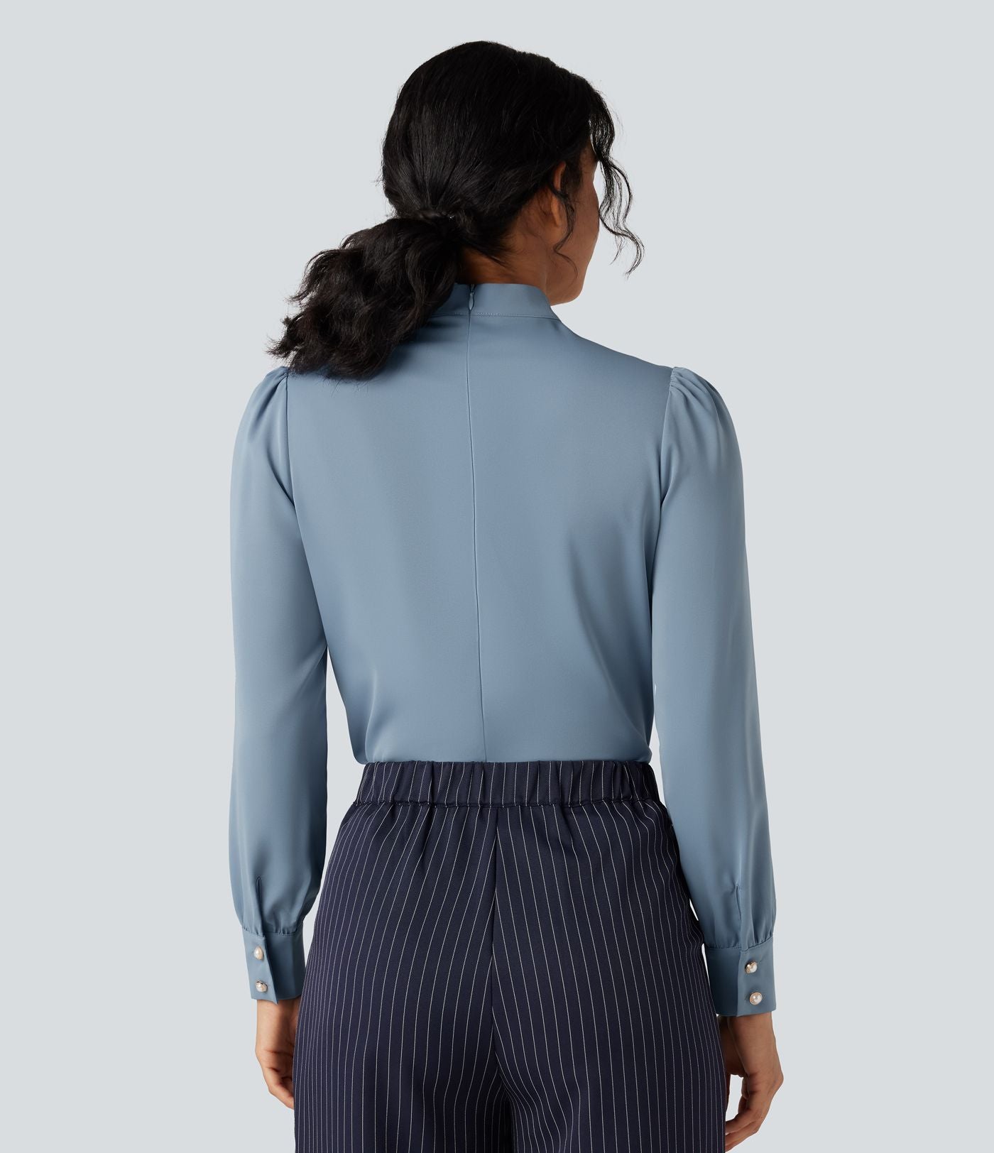 Chemise esprit bureau défroissage facile avec col lavallière, manches longues bouffantes et zip invisible au dos