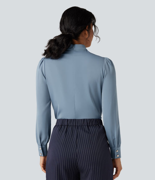 Chemise esprit bureau défroissage facile avec col lavallière, manches longues bouffantes et zip invisible au dos