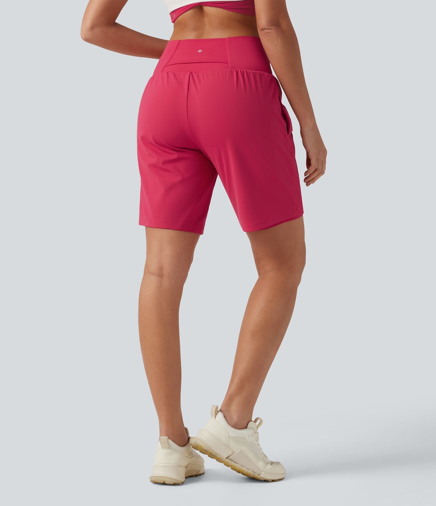 Short de yoga 2-en-1 taille haute croisée en SoftlyZero™ Airy à effet frais InstantCool 22,9 cm avec poches