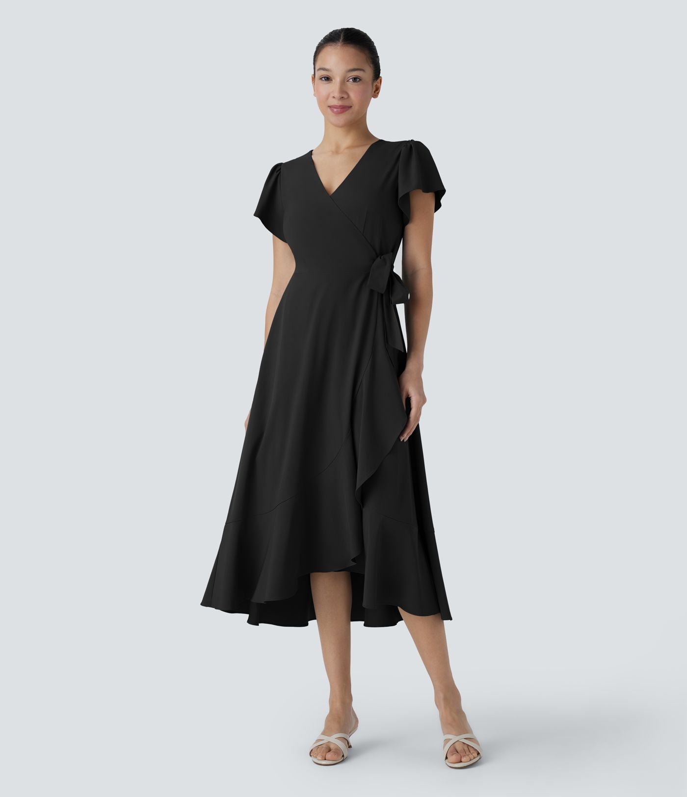 Robe décontractée midi Breezeful™ fluide à col V, manches courtes, design enveloppant, liens sur les côtés, poches latérales, volants et séchage rapide