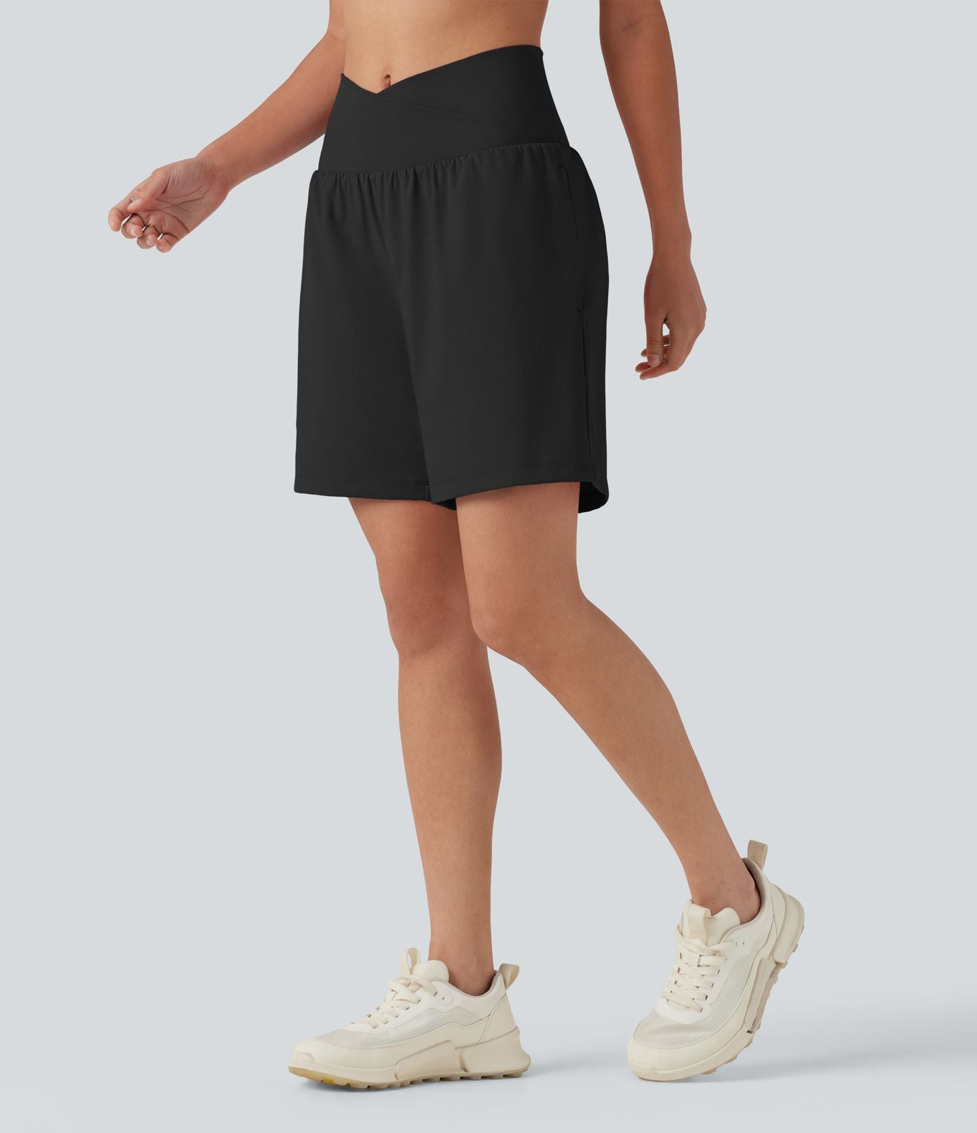Short de yoga SoftlyZero™ Airy 2-en-1, taille haute, croisé, à effet frais InstantCool, 17,5 cm, avec poches