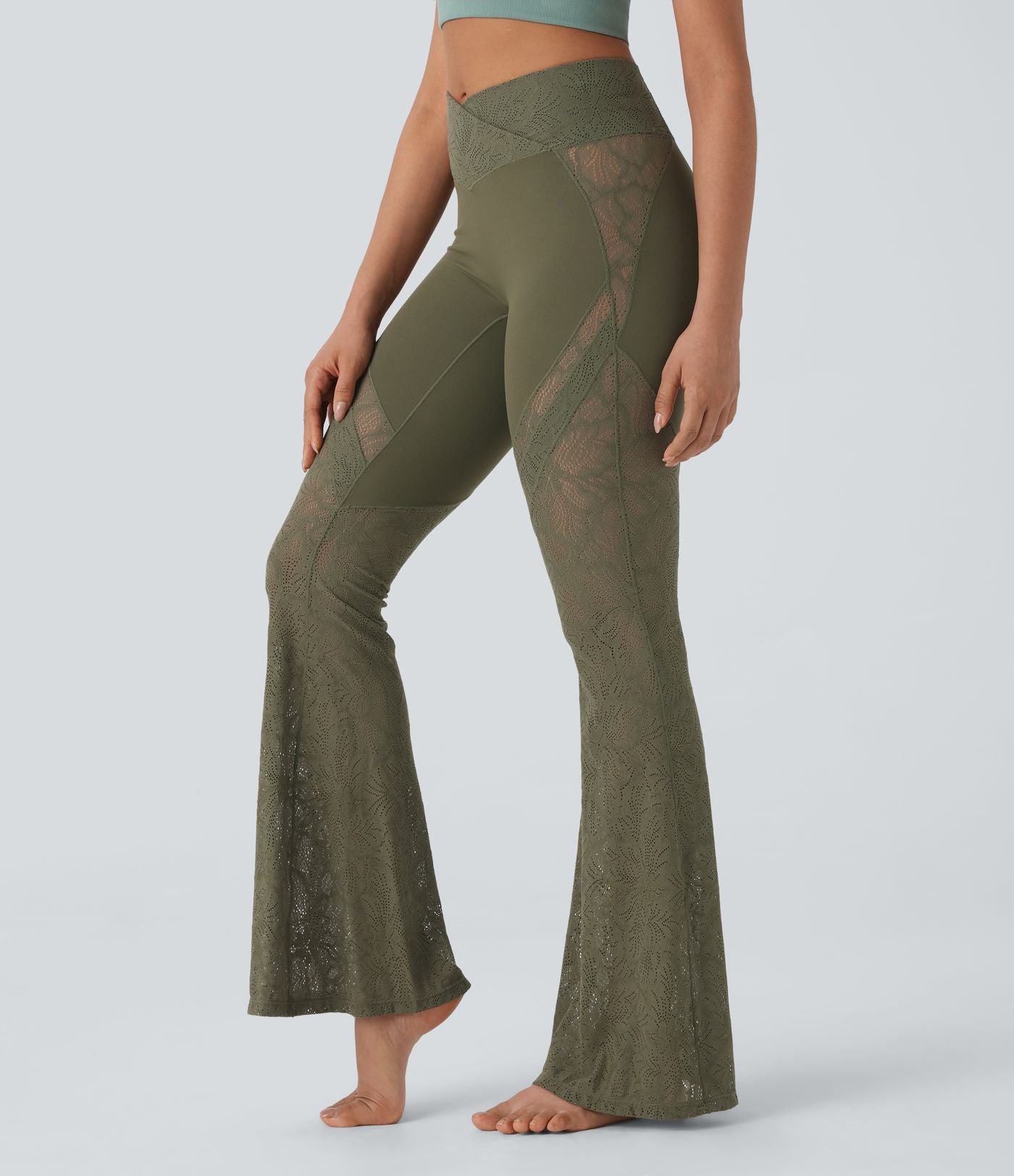 Pantalon de yoga évasé à taille haute croisée, poche arrière et dentelle