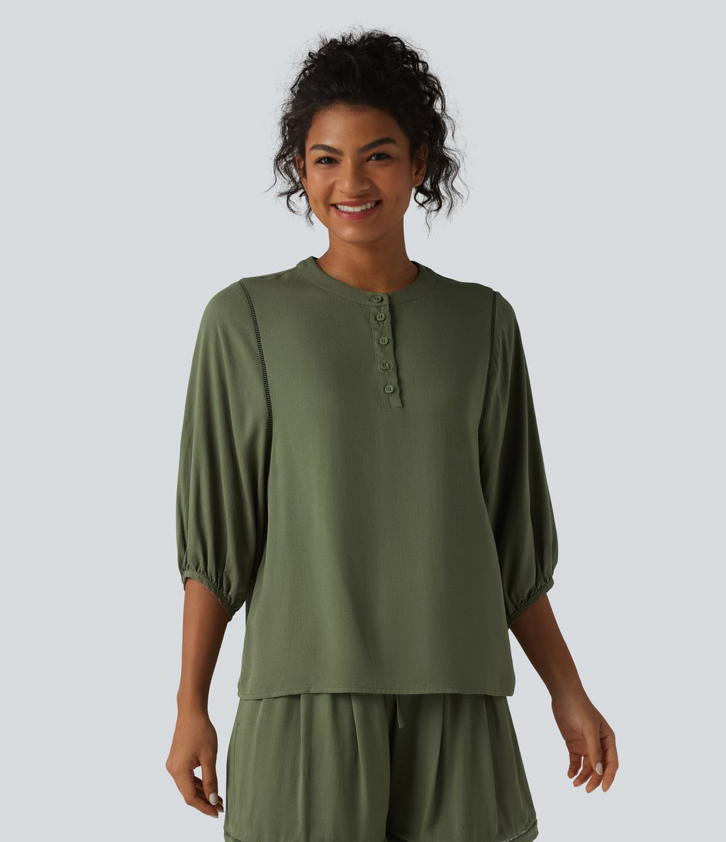 Blouse de villégiature à col Henley et manches 3/4, aspect lin.