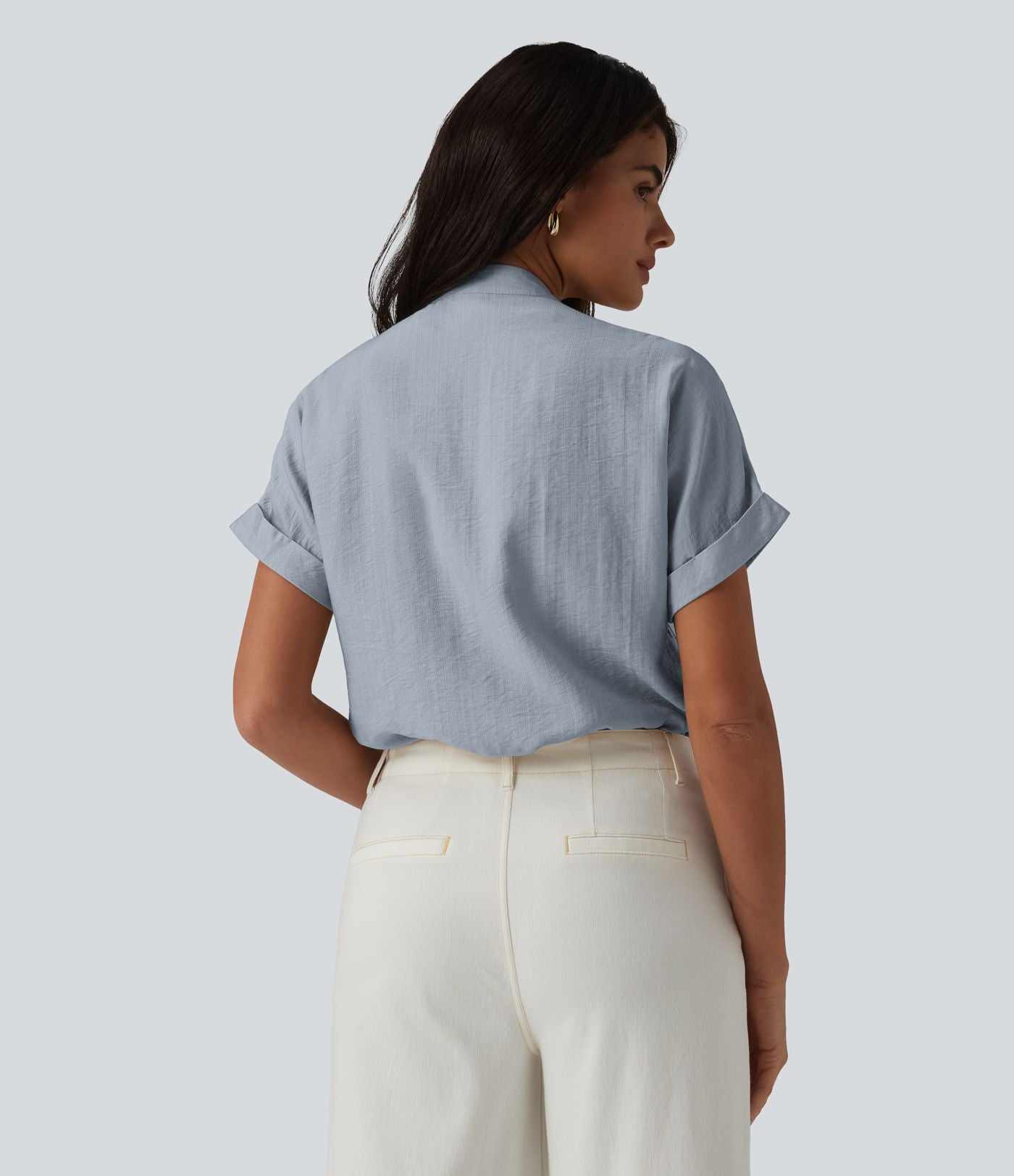 Chemise col V manches courtes aspect lin pour le bureau