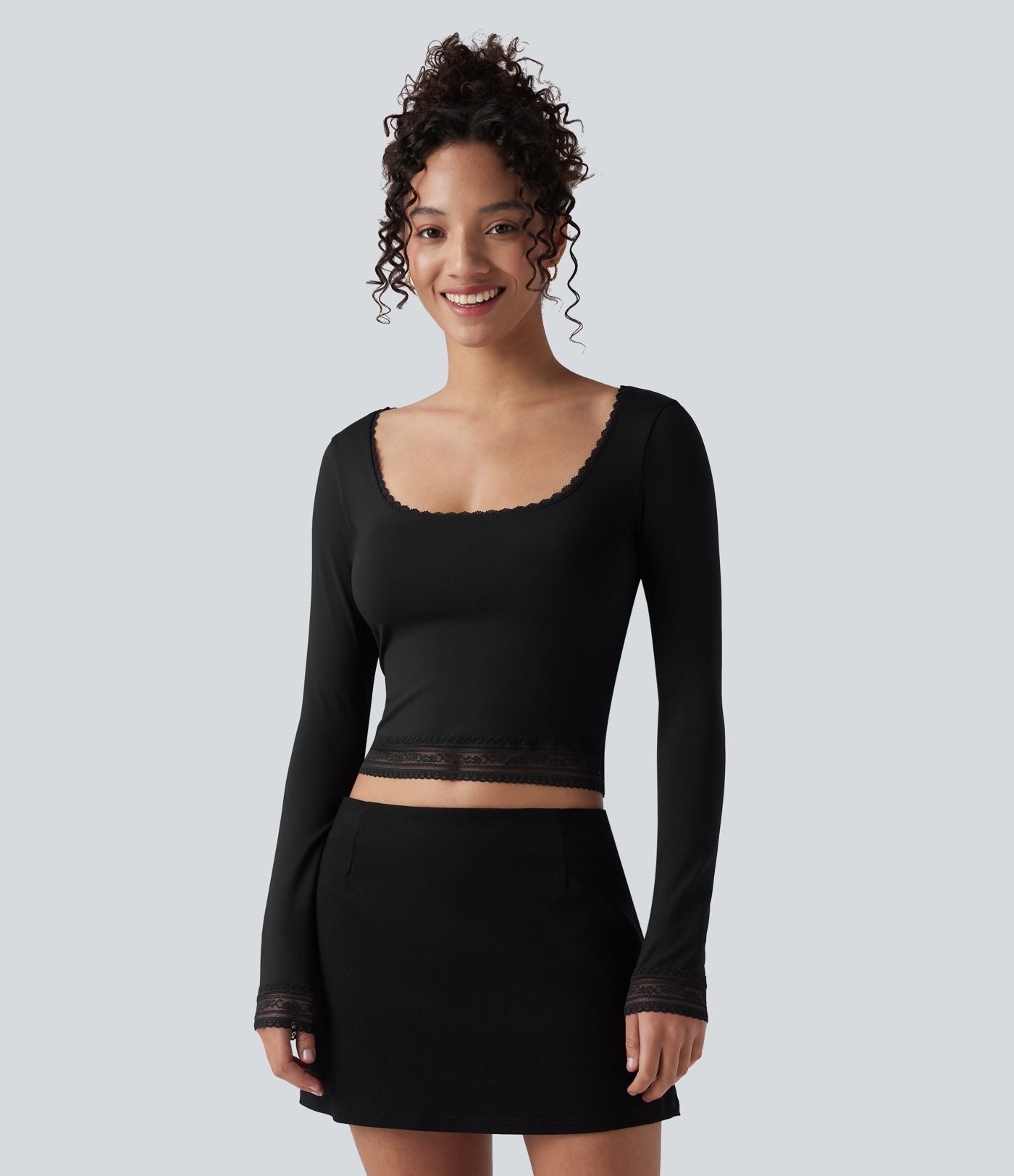 T-shirt à col U, dentelle contrastante et manches longues