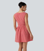 Robe mini trapèze vichy sans manches à col bateau, détails froncés, fermeture invisible et poches