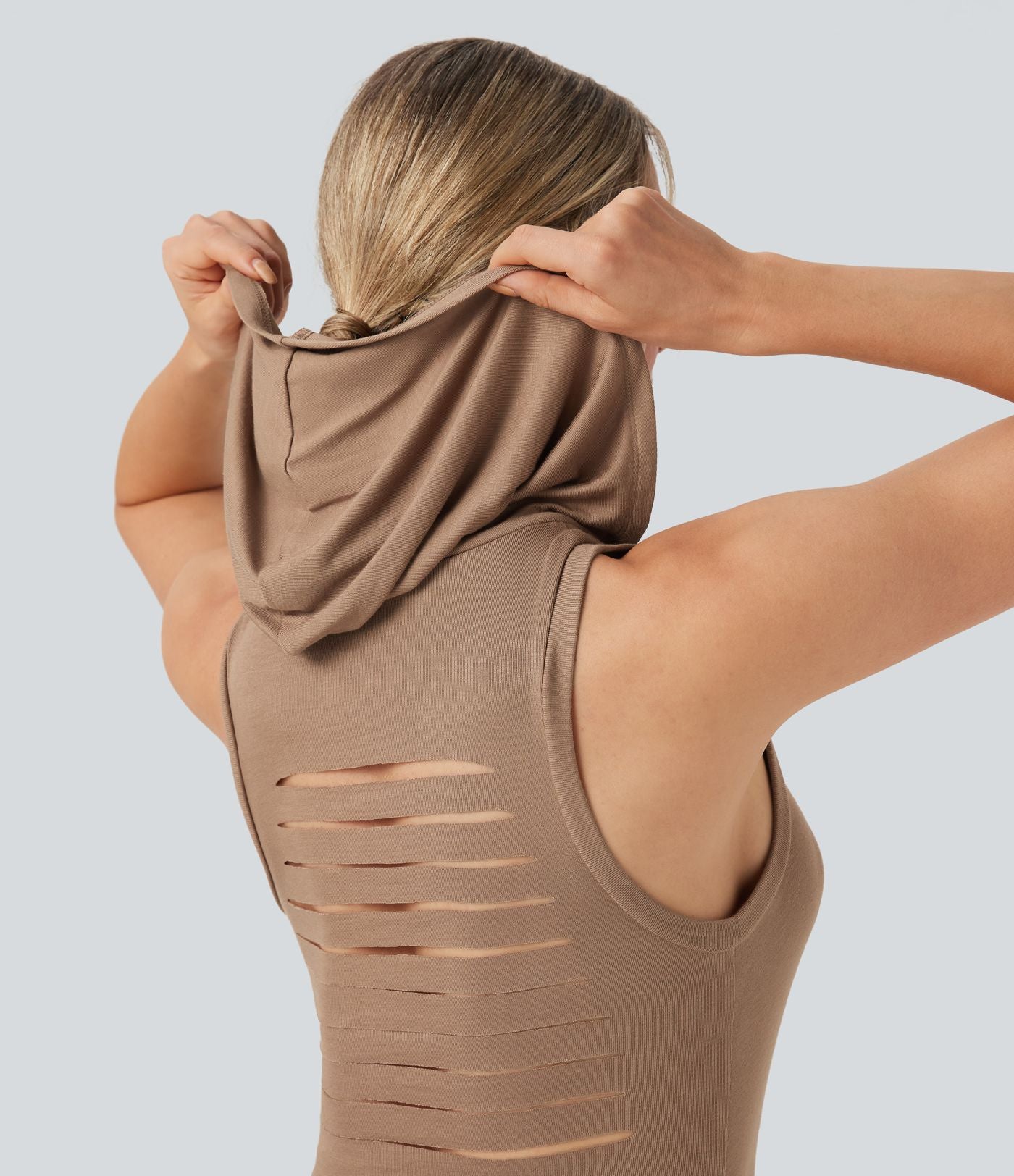 Robe courte moulante à capuche sans manches avec découpes et cordon de serrage - longueur ajustable