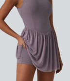 Robe de tennis courte fluide 2-en-1 SoftlyZero™ dos nu avec bretelles croisées, mesh contrasté, brassière intégrée et poches – Easy Peasy
