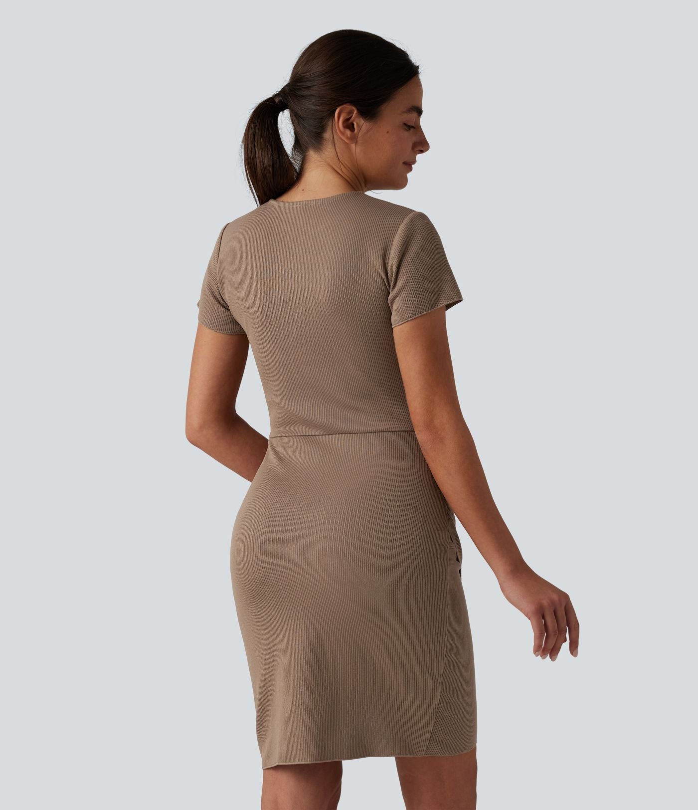 Robe casual mini moulante manches courtes ourlet tulipe