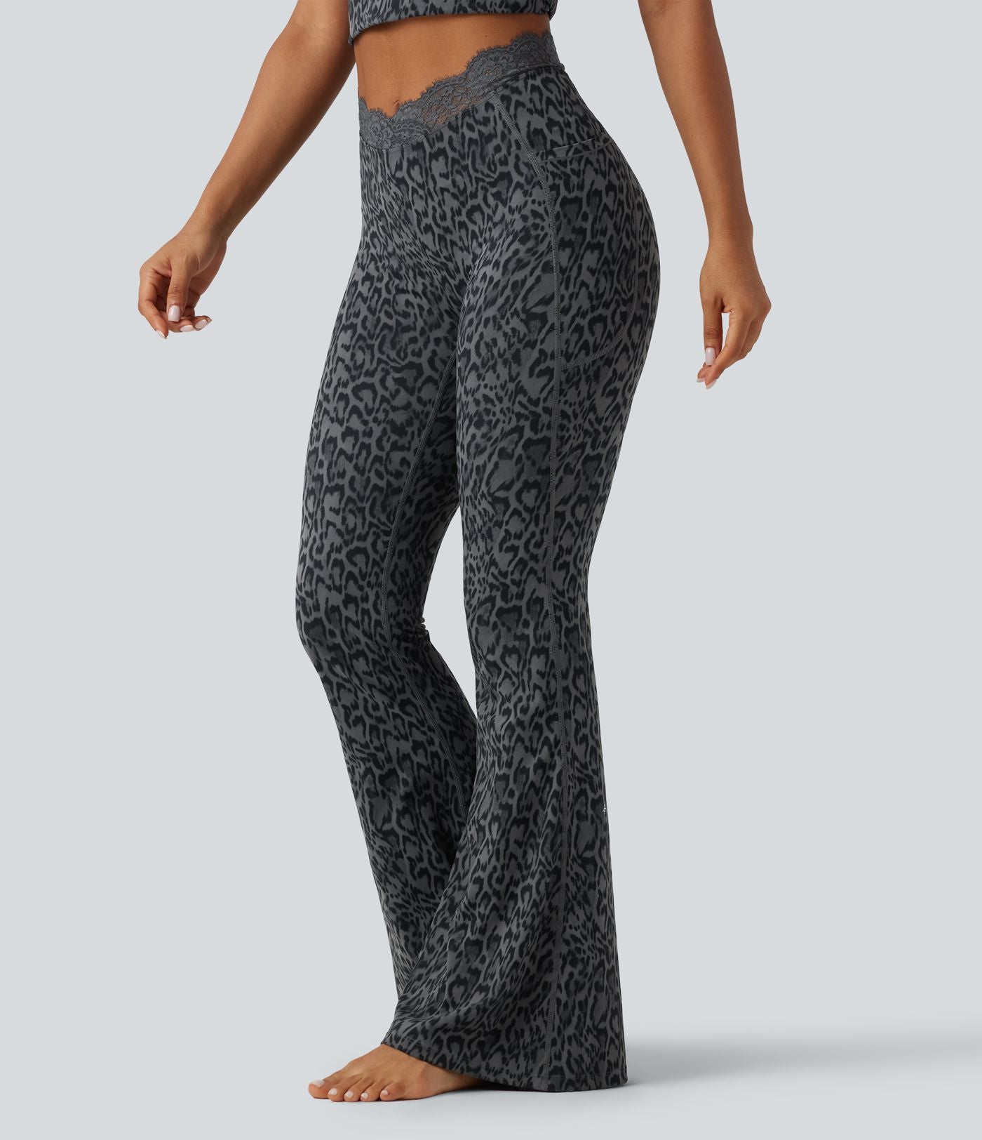 Legging yoga Halara UltraSculpt™ flare taille haute avec ceinture en V imprimé léopard, dentelle contrastée et poches