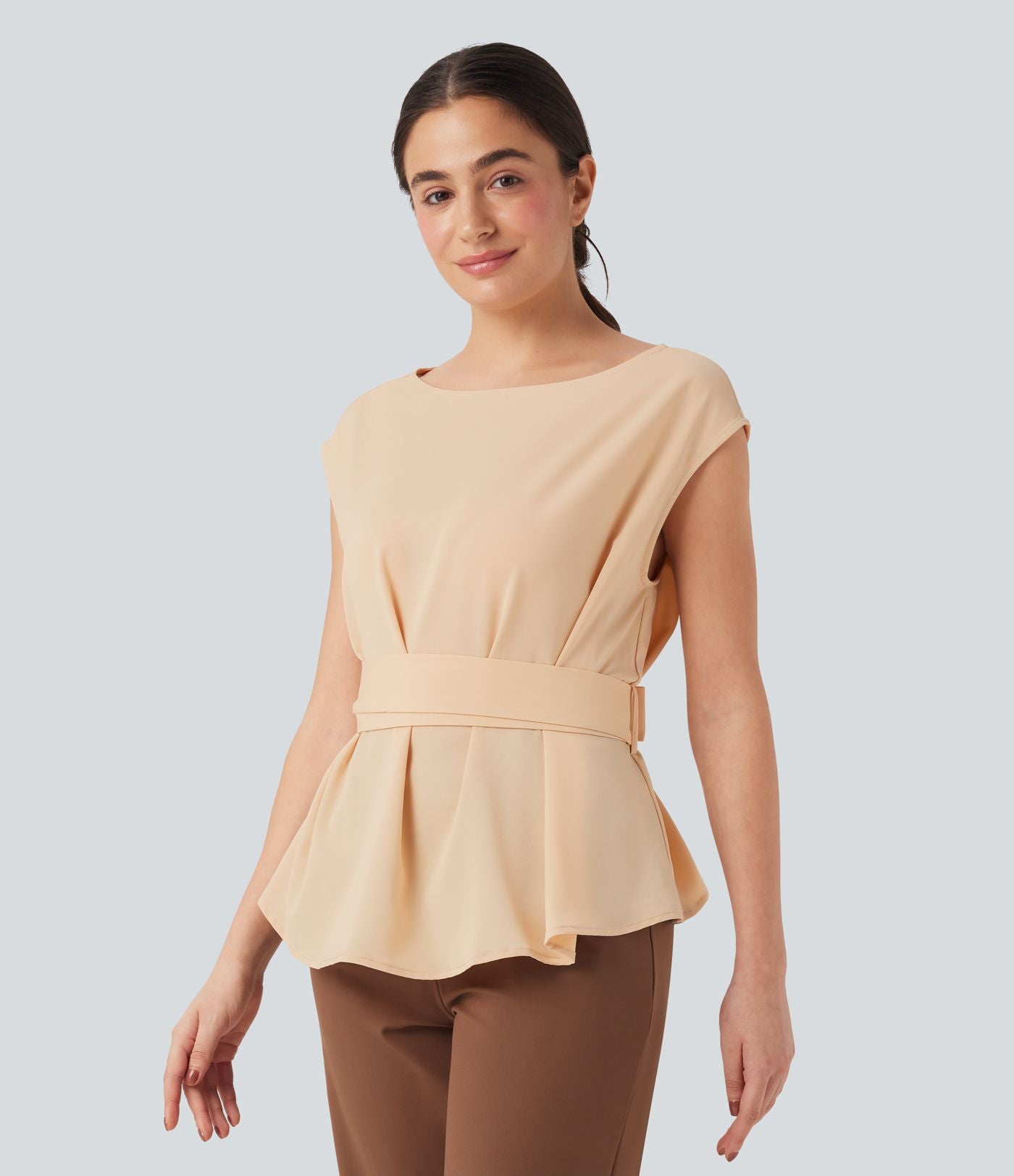 Blouse esprit bureau défroissage facile sans manches, encolure bateau et lien au dos