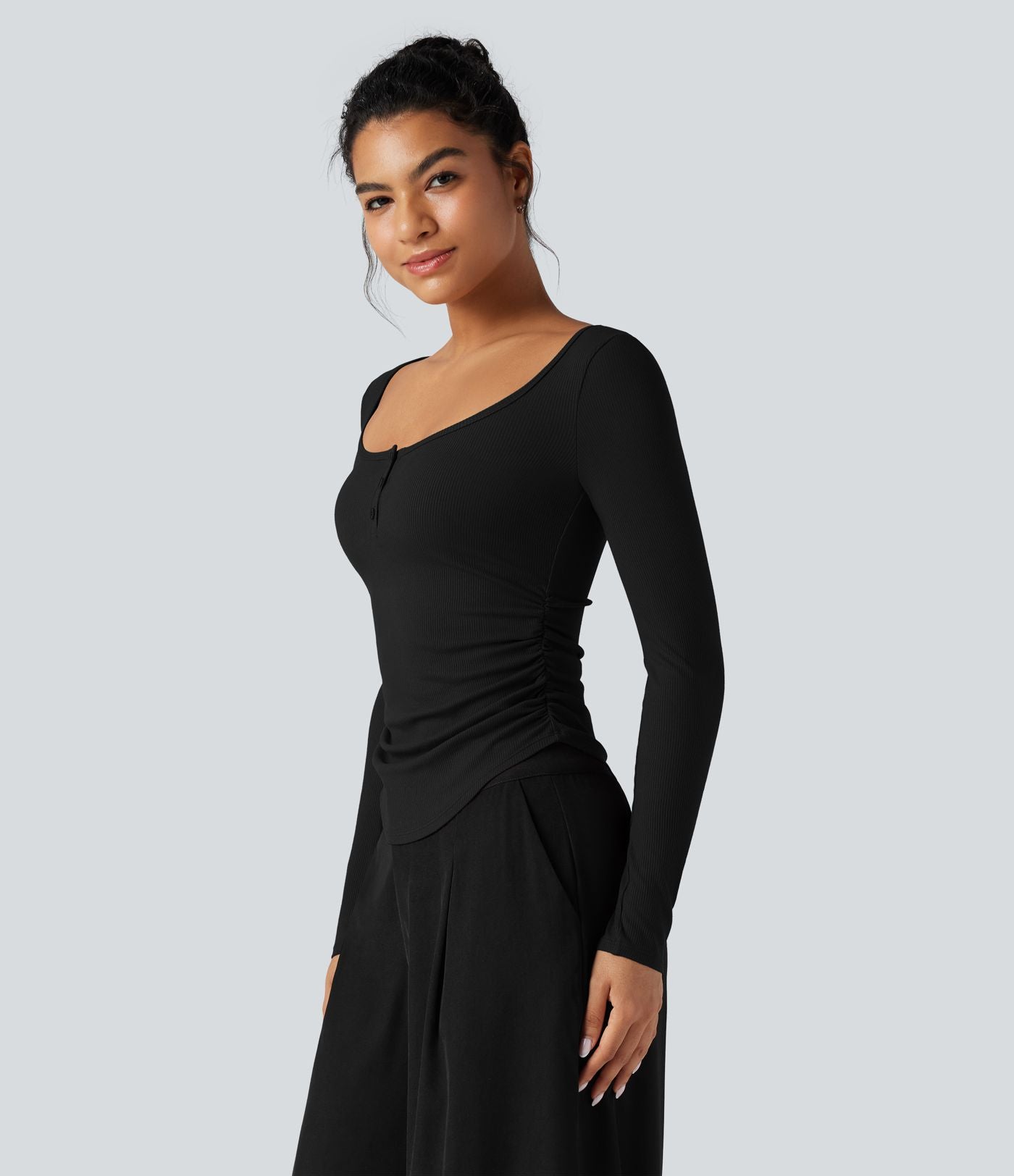 T-shirt tailleur côtelé col henley froncé ourlet arrondi manches longues