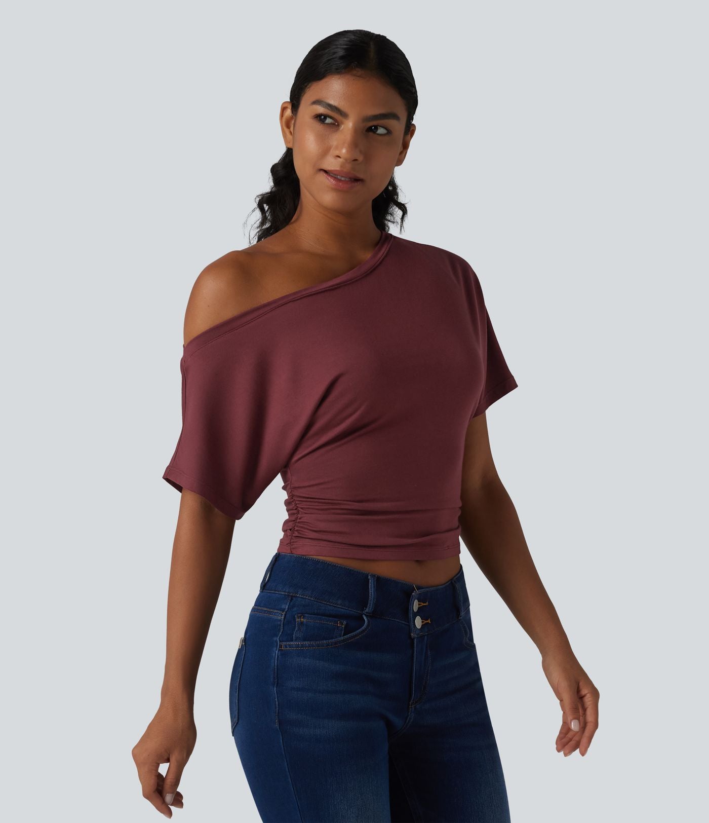 T-shirt casual asymétrique une épaule froncé à manches courtes avec soutien-gorge intégré
