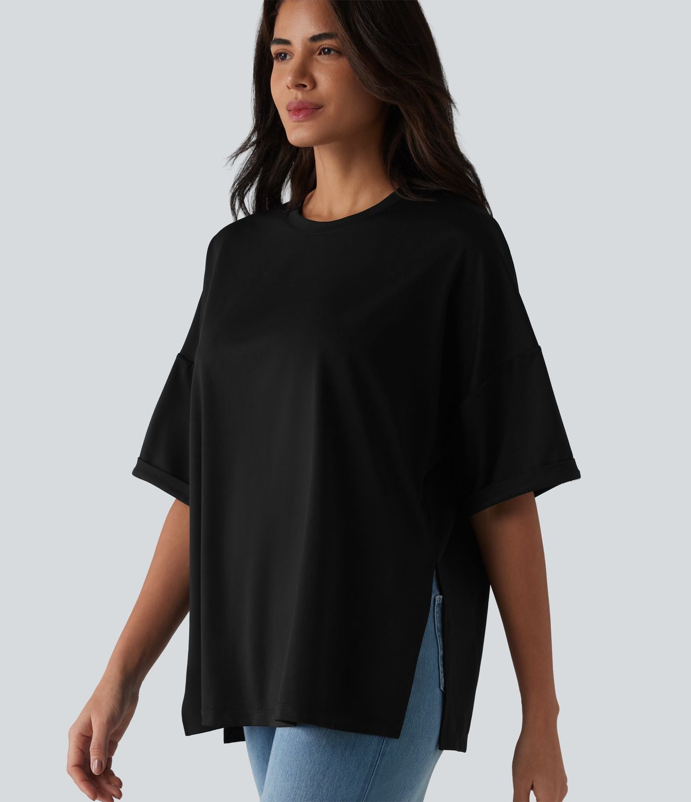T-shirt décontracté col rond manches retroussées avec ourlet fendu