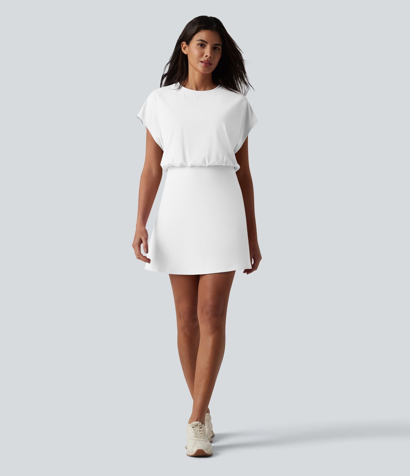 Robe de sport mini de yoga SoftlyZero™ Airy 2-en-1 effet frais InstantCool col rond à manches courtes, demi-zip et poches, accès facile Easy Peasy