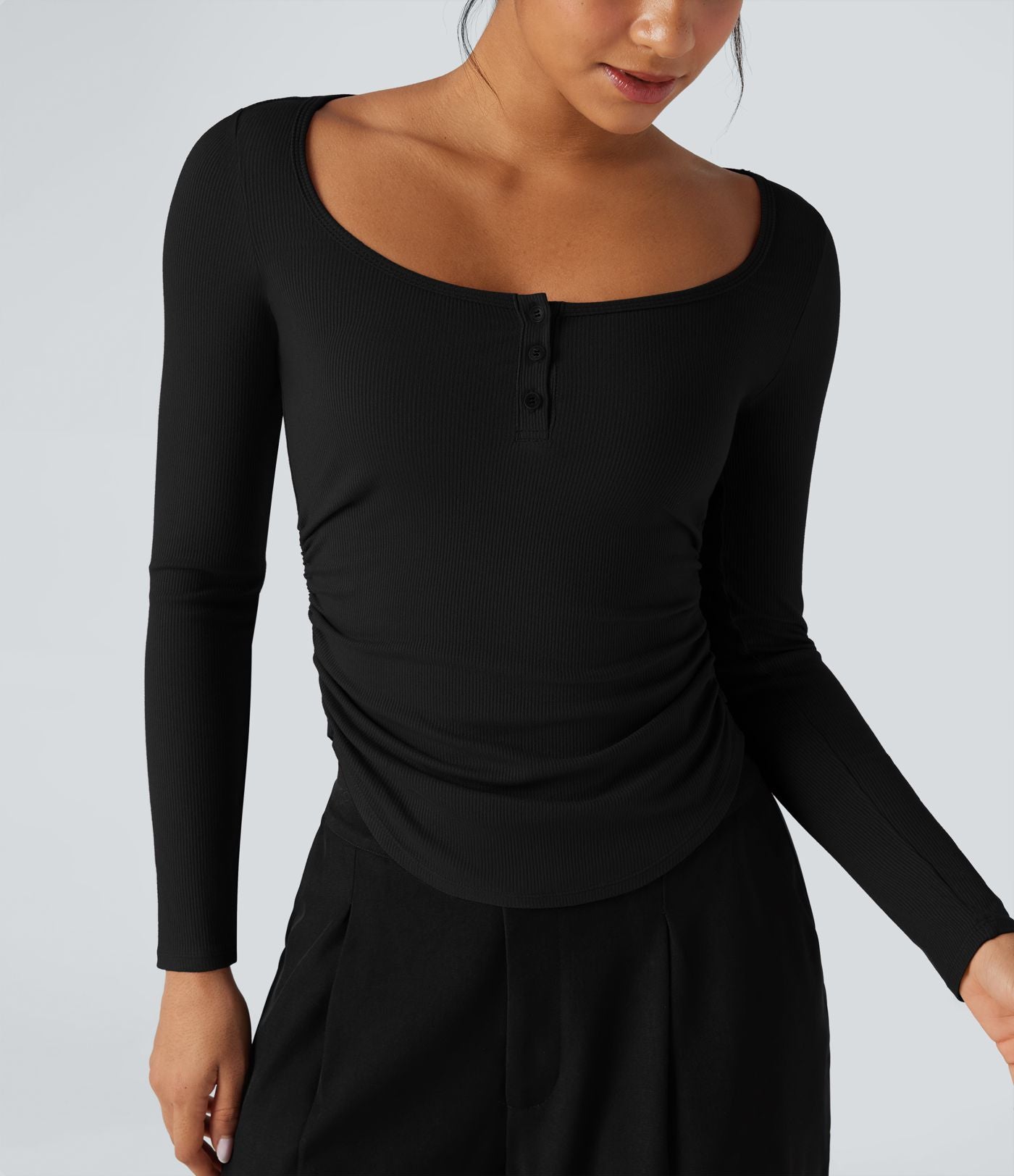 T-shirt tailleur côtelé col henley froncé ourlet arrondi manches longues