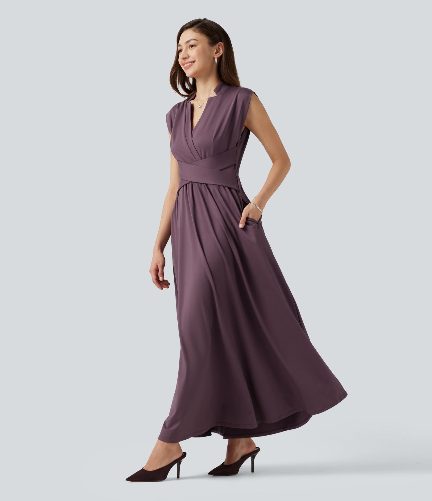 Robe midi fluide esprit bureau sans manches col V avec poches