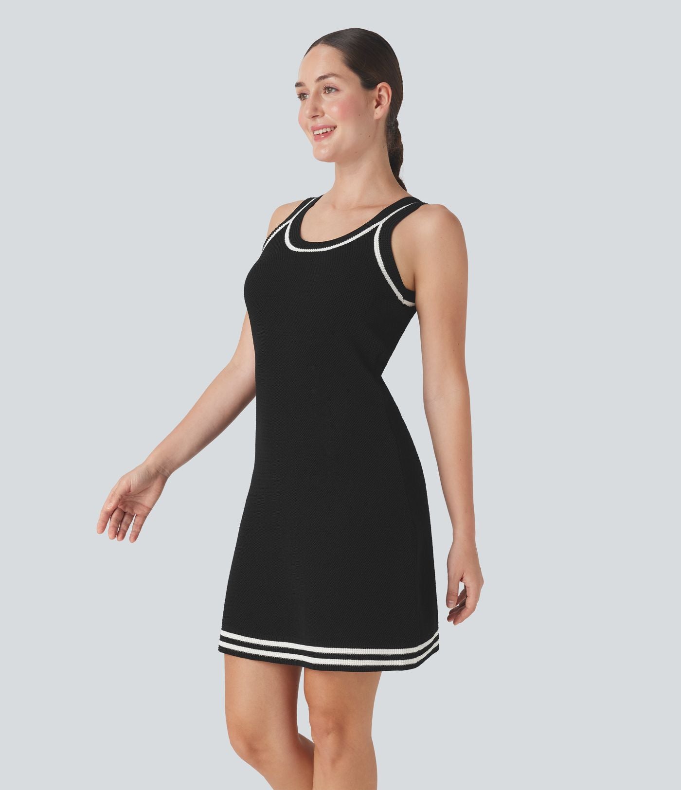 Robe mini décontractée en maille de type pull avec dos nu et color block