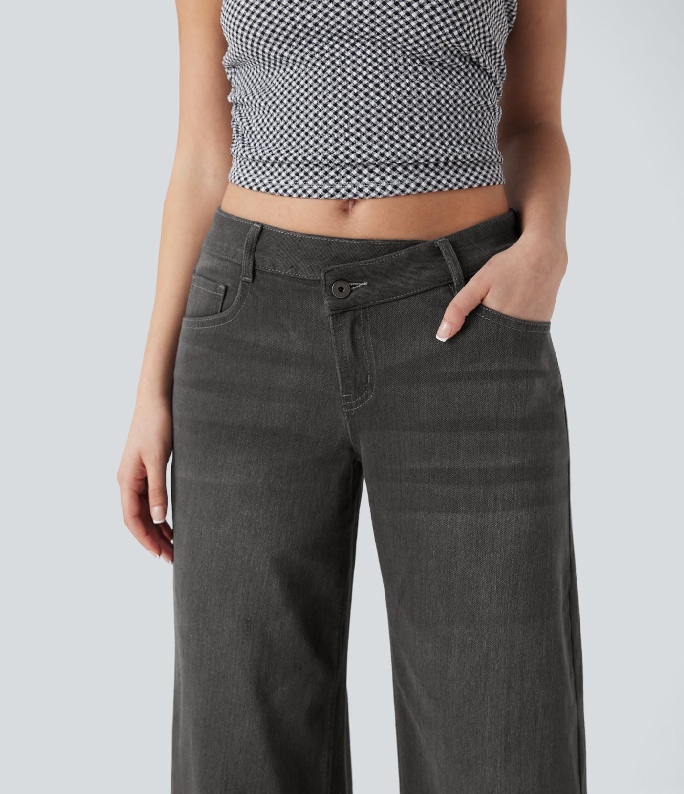 Halara Flex™ Jean large asymétrique taille basse avec bouton, fermeture éclair et poches multiples, délavé et extensible en maille