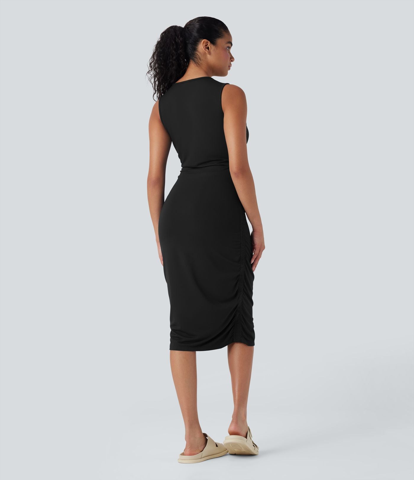 Robe casual moulante col rond sans manches froncée