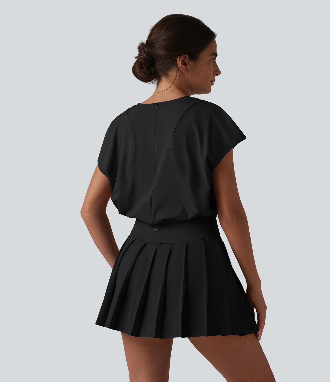 Robe sport de tennis mini 2-en-1 à col V, manches courtes et ourlet plissé avec fermeture éclair invisible et poches