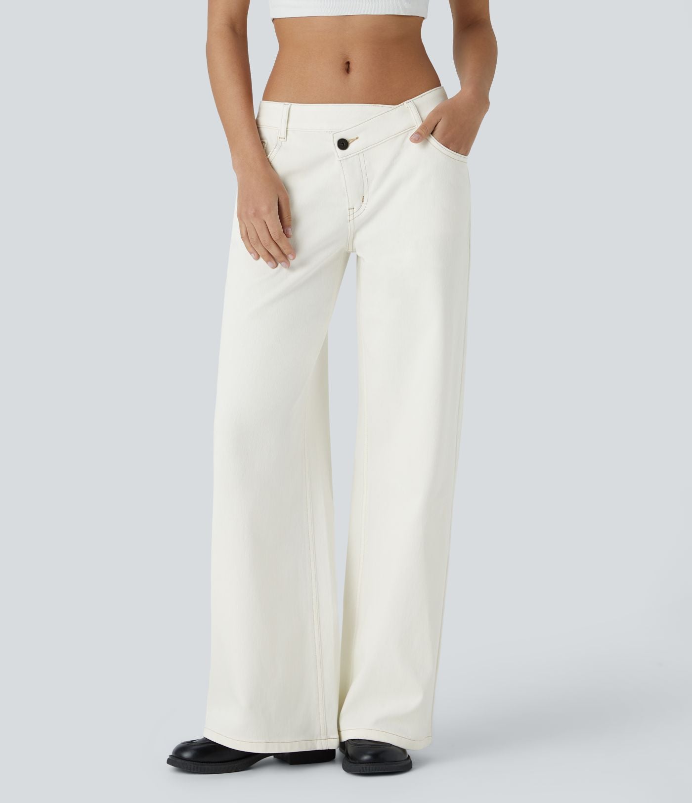 Halara Flex™ Jean large asymétrique taille basse avec bouton, fermeture éclair et poches multiples, délavé et extensible en maille