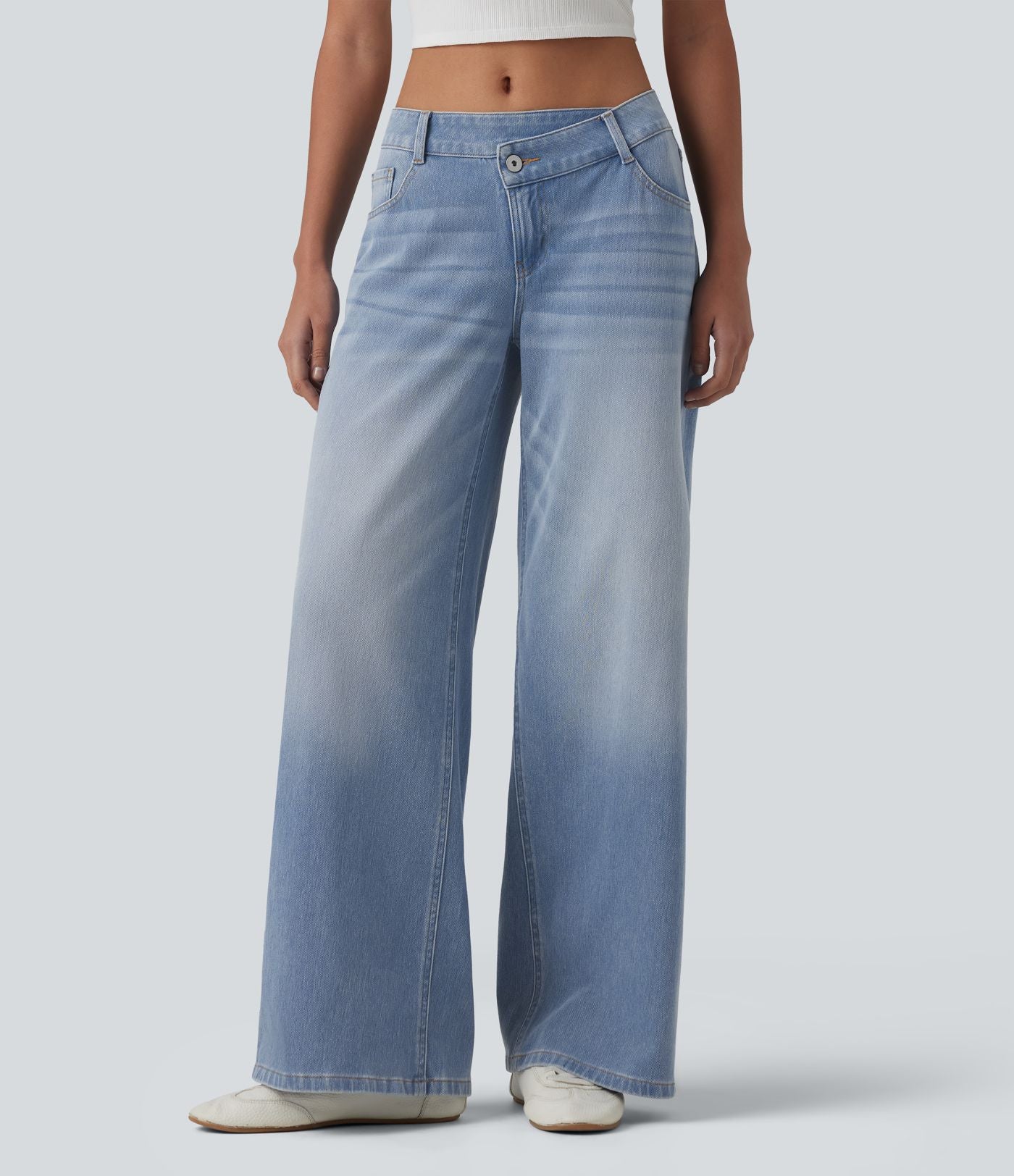 Halara Flex™ Jean large asymétrique taille basse avec bouton, fermeture éclair et poches multiples, délavé et extensible en maille