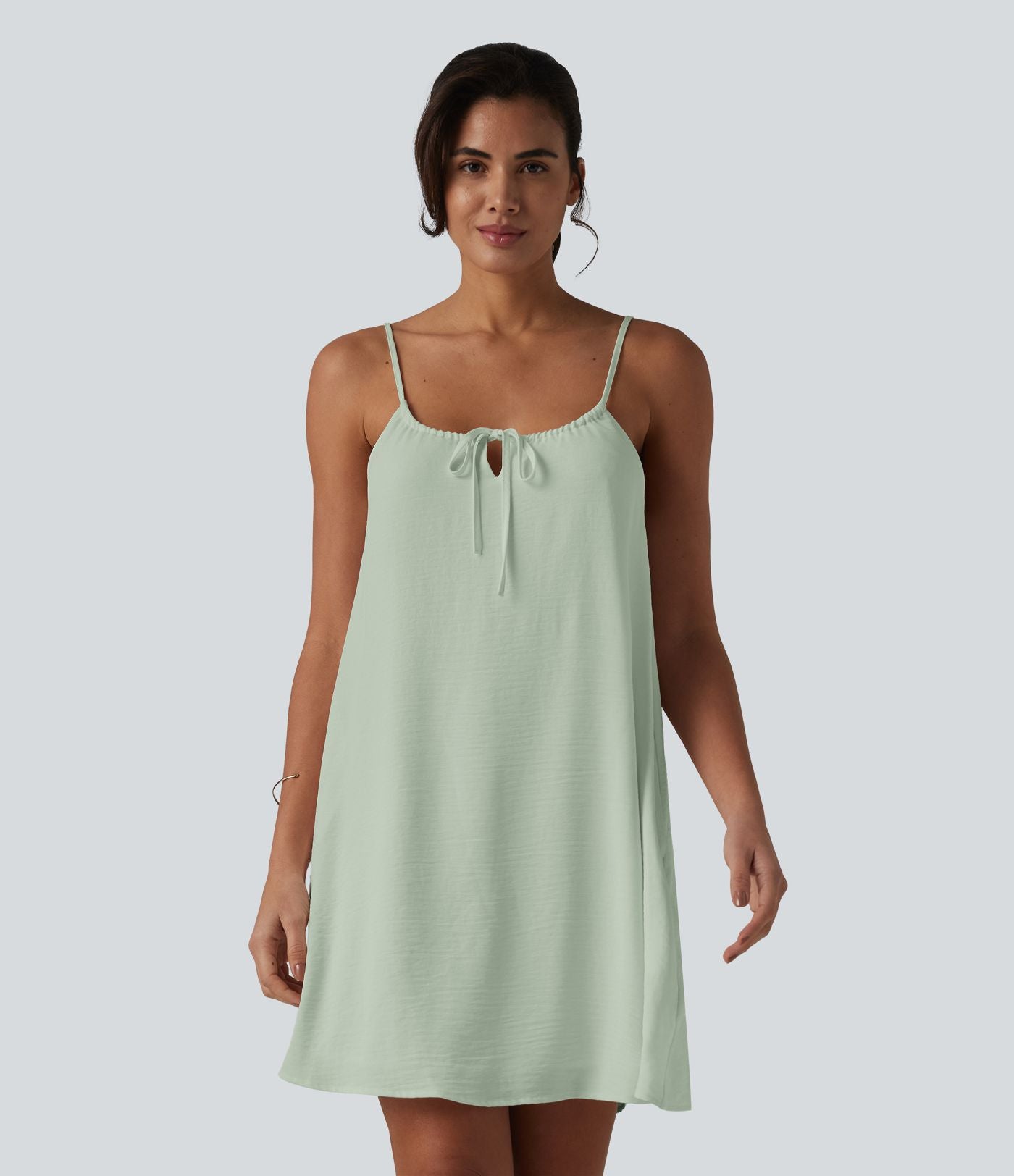 Robe courte à bretelles aspect lin avec laçage décoratif et poches