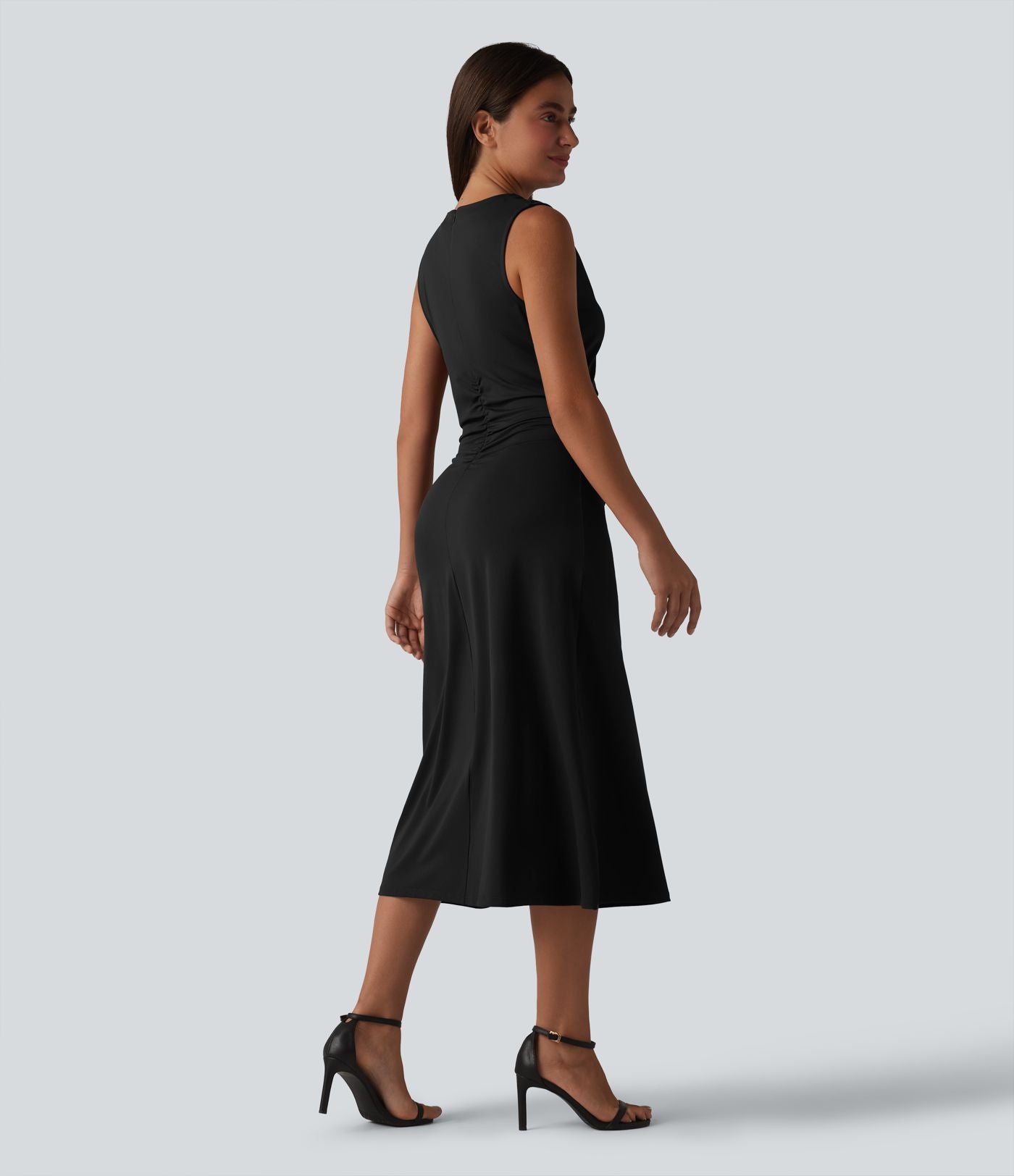 Robe décontractée moulante mi-longue col cheminée sans manches avec fermeture éclair invisible froncée et fente