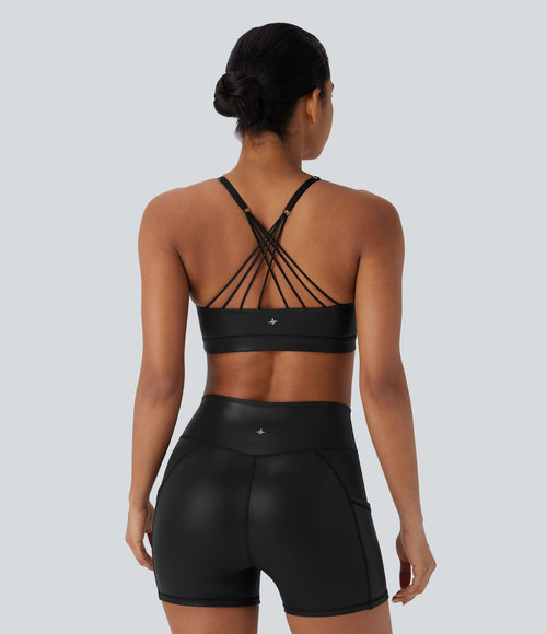 Brassière de sport en similicuir à faible maintien, dos nu, bretelles croisées ajustables et séchage rapide pour yoga