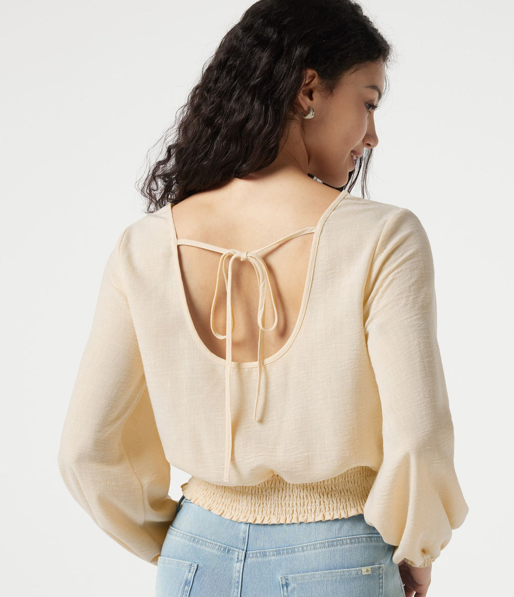 Blouse casual effet lin à col carré, manches bouffantes, lien au dos, empiècement en dentelle et détails froncés