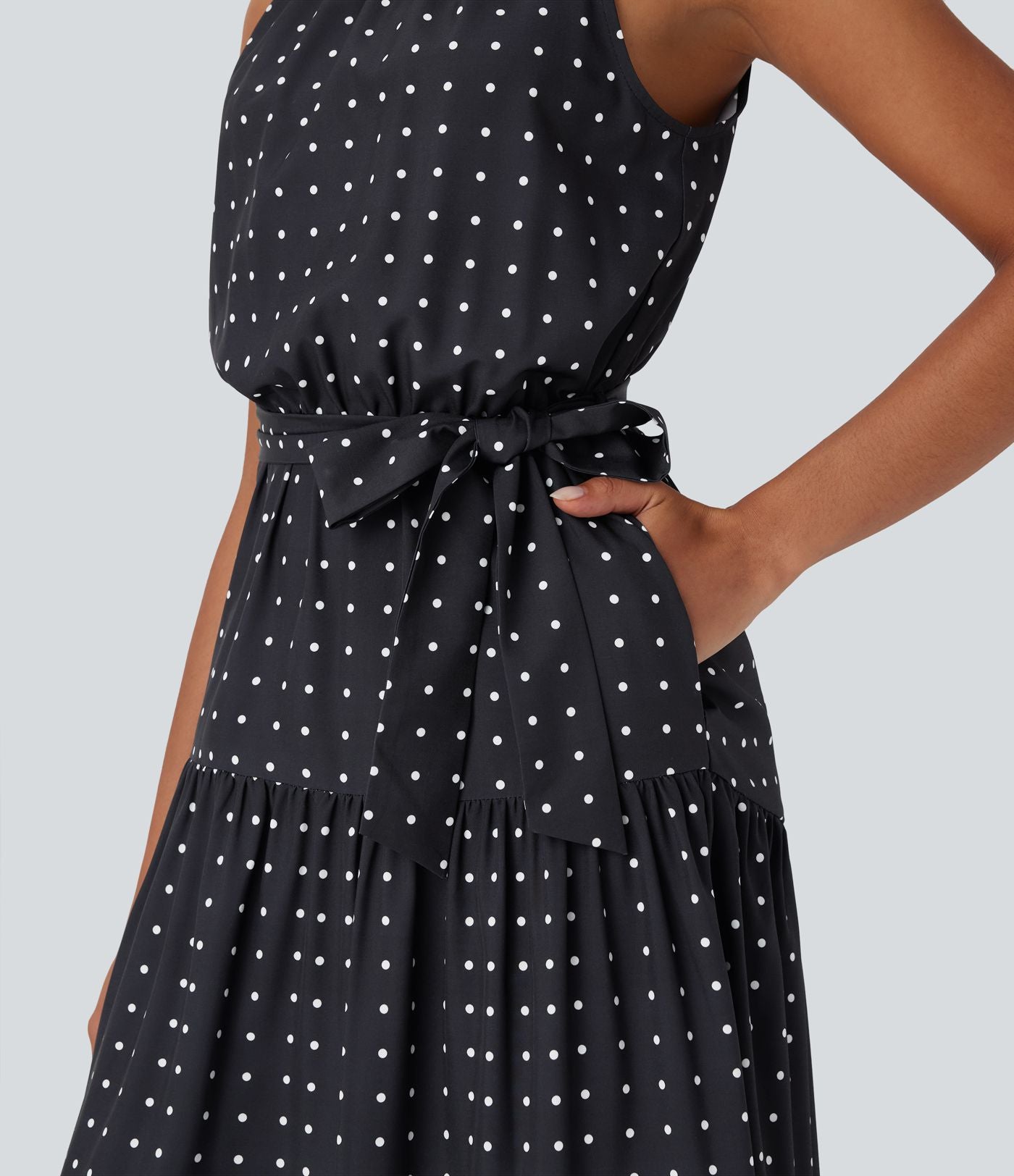 Robe mi-longue fluide de vacances à pois avec col licou, découpe dos, ceinture et poches latérales