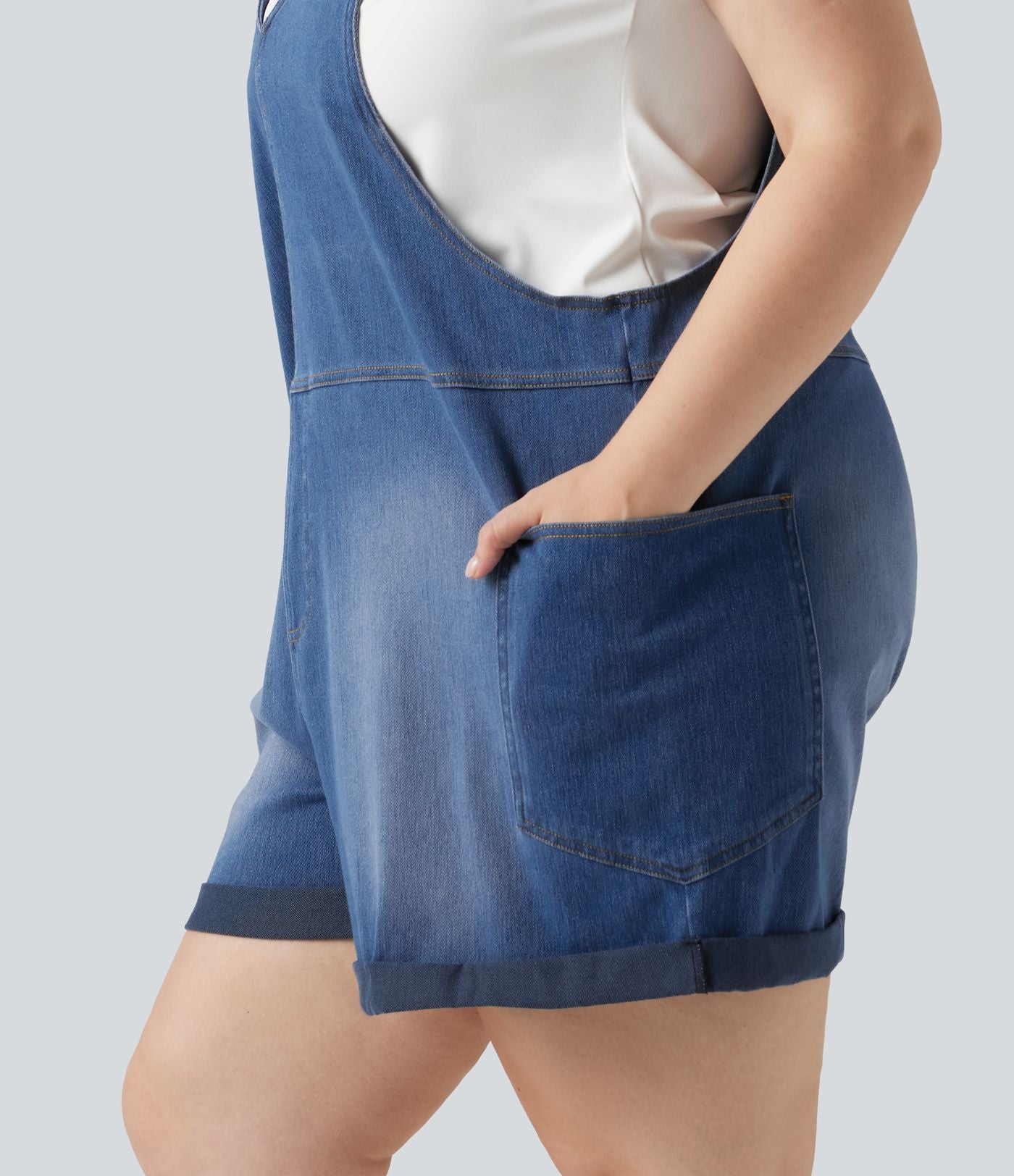 Salopette-short délavée grande taille en Jean Halara Flex™ Denim à col V avec ourlets retroussés et poches