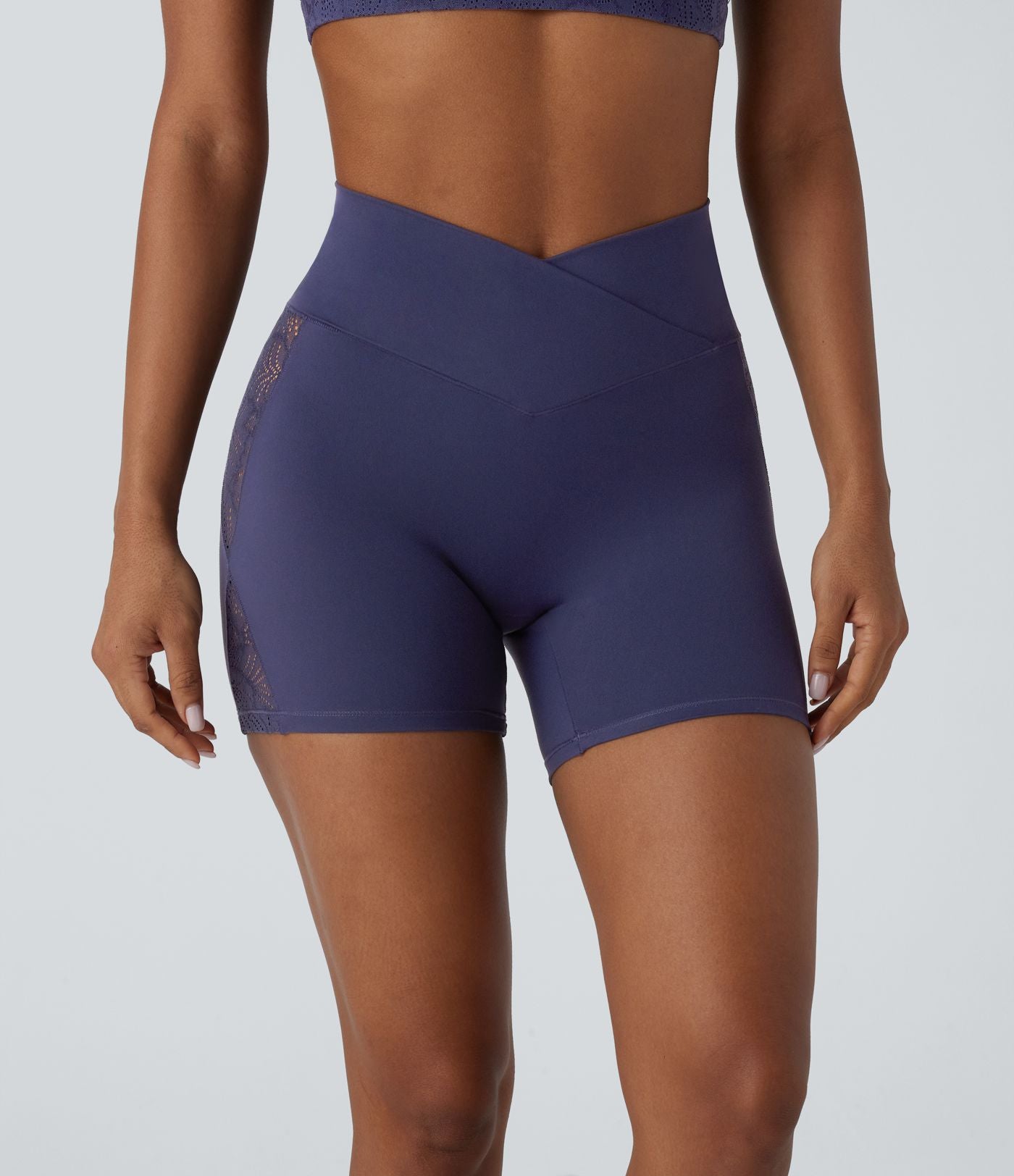 Softlyzero™ Short cycliste yoga taille haute croisé avec dentelle contrastée et poche arrière 12,5 cm - UPF50+