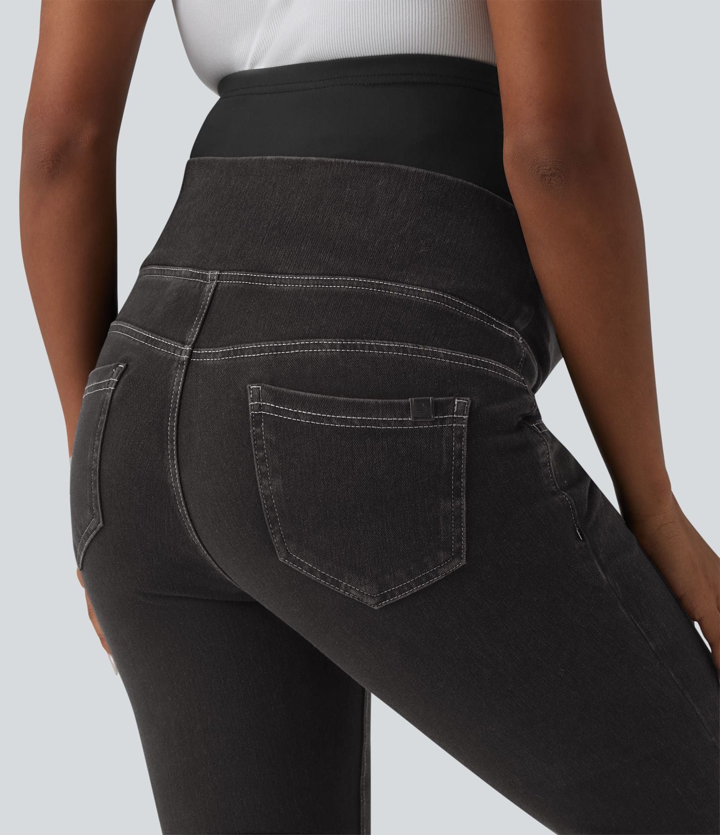 Halara Flex™ Jean évasé décontracté de maternité taille très haute croisé avec poches