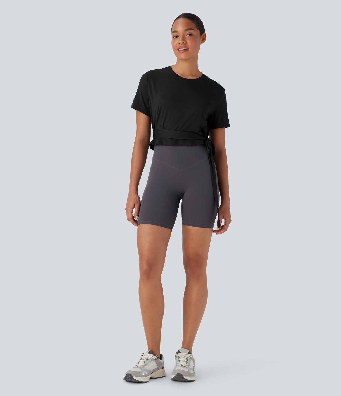 Haut de sport yoga à col rond, manches courtes, dos nu et nœuds latéraux