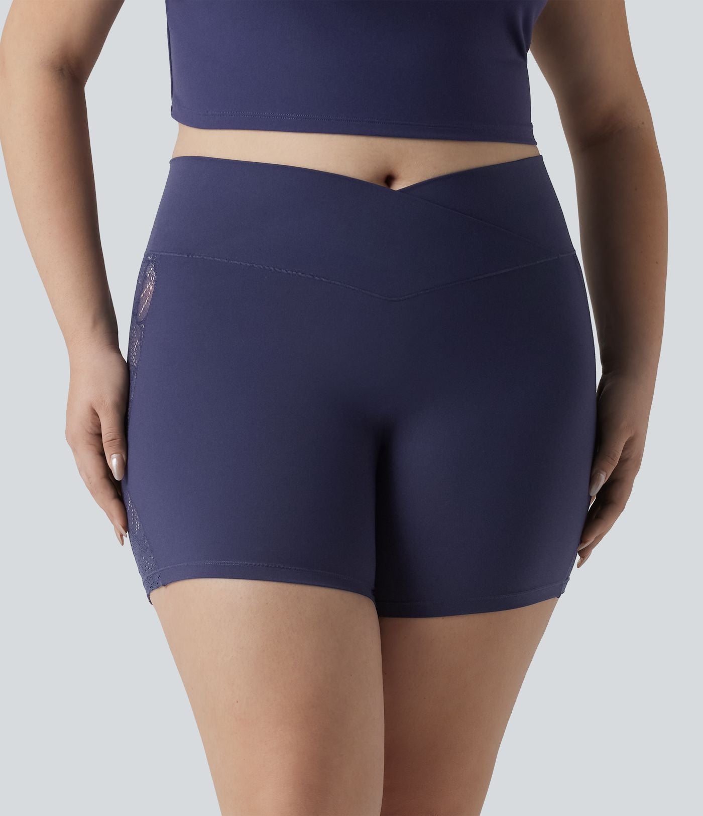 Grande taille SoftlyZero™ Cycliste de yoga taille haute croisée 12,5 cm avec dentelle contrastée, poche et protection UPF 50+