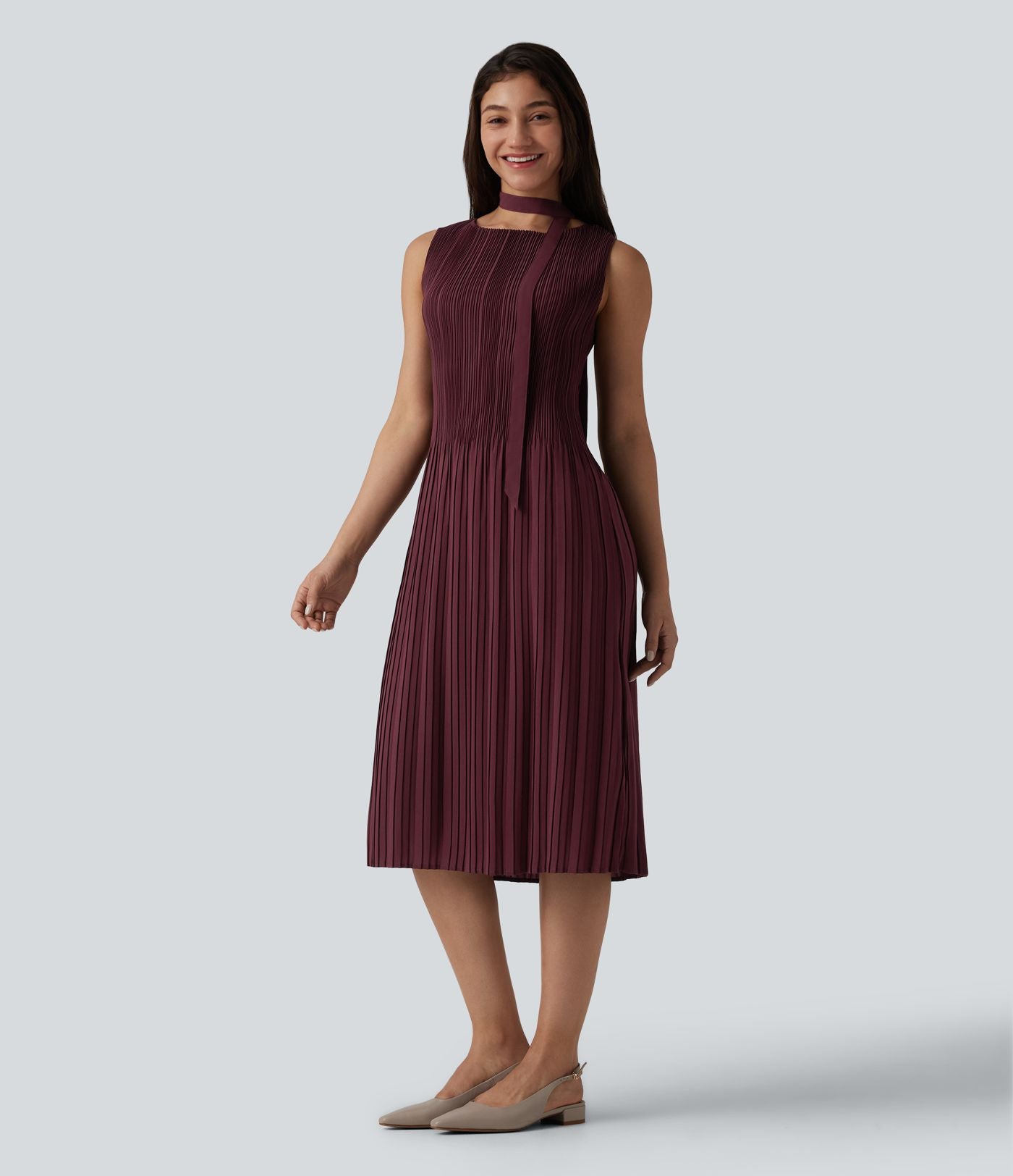 Robe mi-longue de travail ceinturée col bateau sans manches plissée