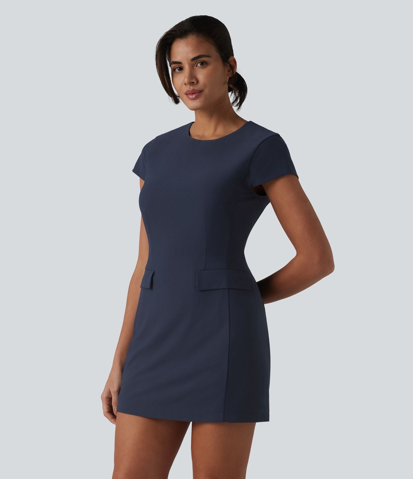 Robe de bureau mini moulante col rond manches courtes avec fermeture éclair invisible et poches
