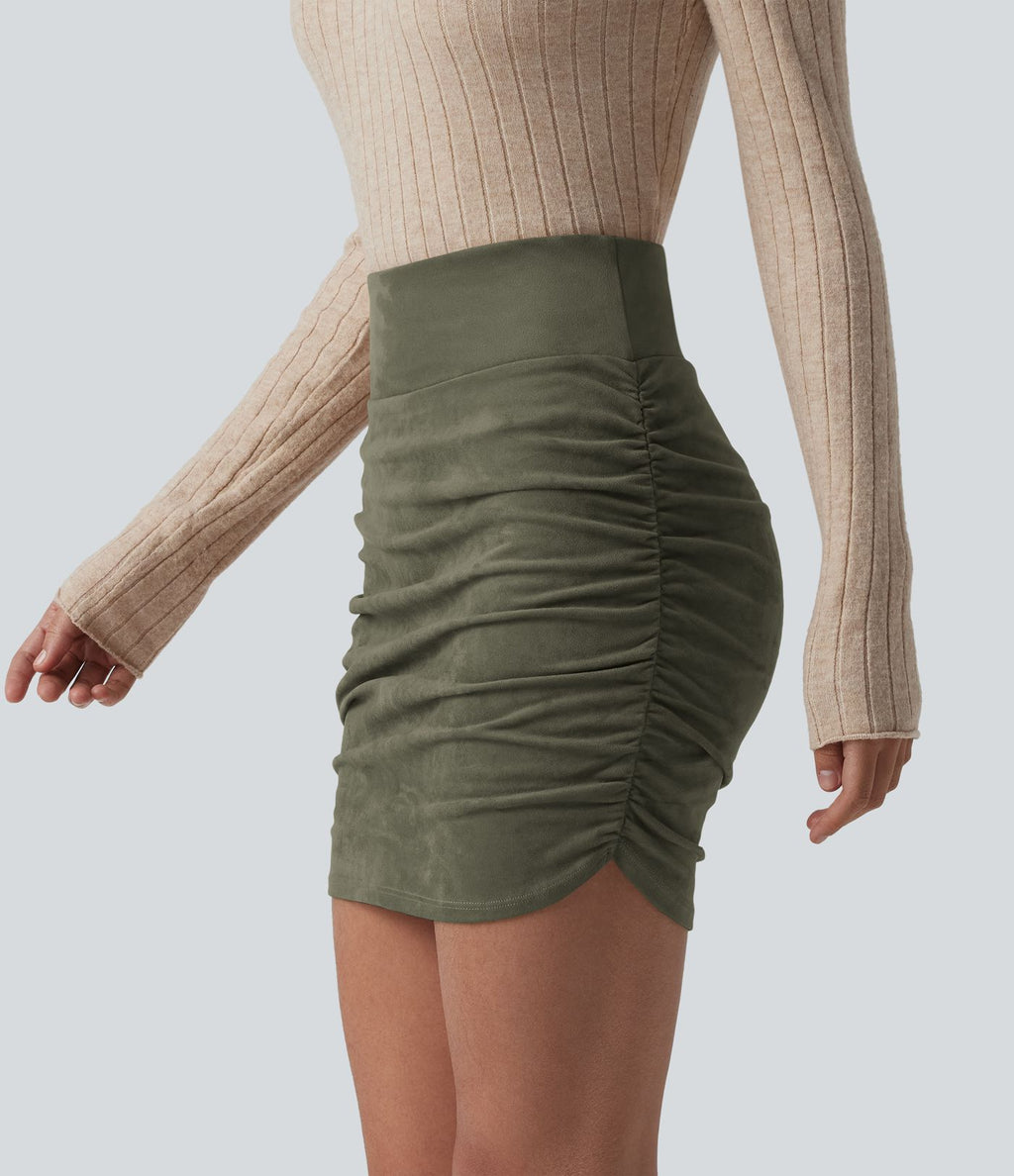 Jupe-short mini moulante taille haute gainante froncée en daim avec ourlet arrondi