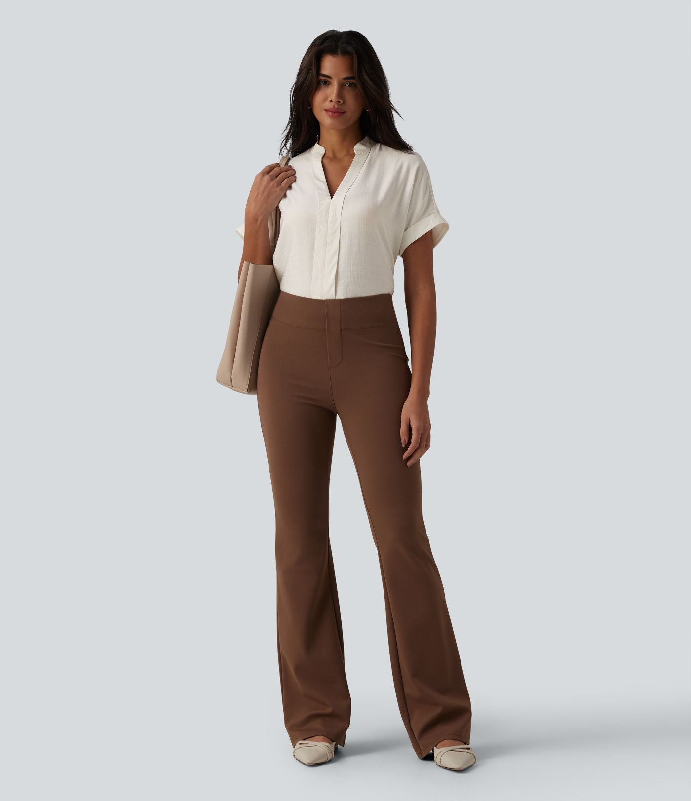 Chemise col V manches courtes aspect lin pour le bureau