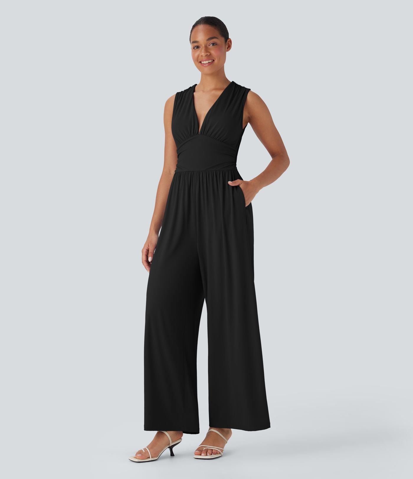 Combinaison décontractée SoftlyZero™ Airy à effet frais InstantCool à col V sans manches avec fronces, poches latérales et zip invisible, accès facile Easy Peasy