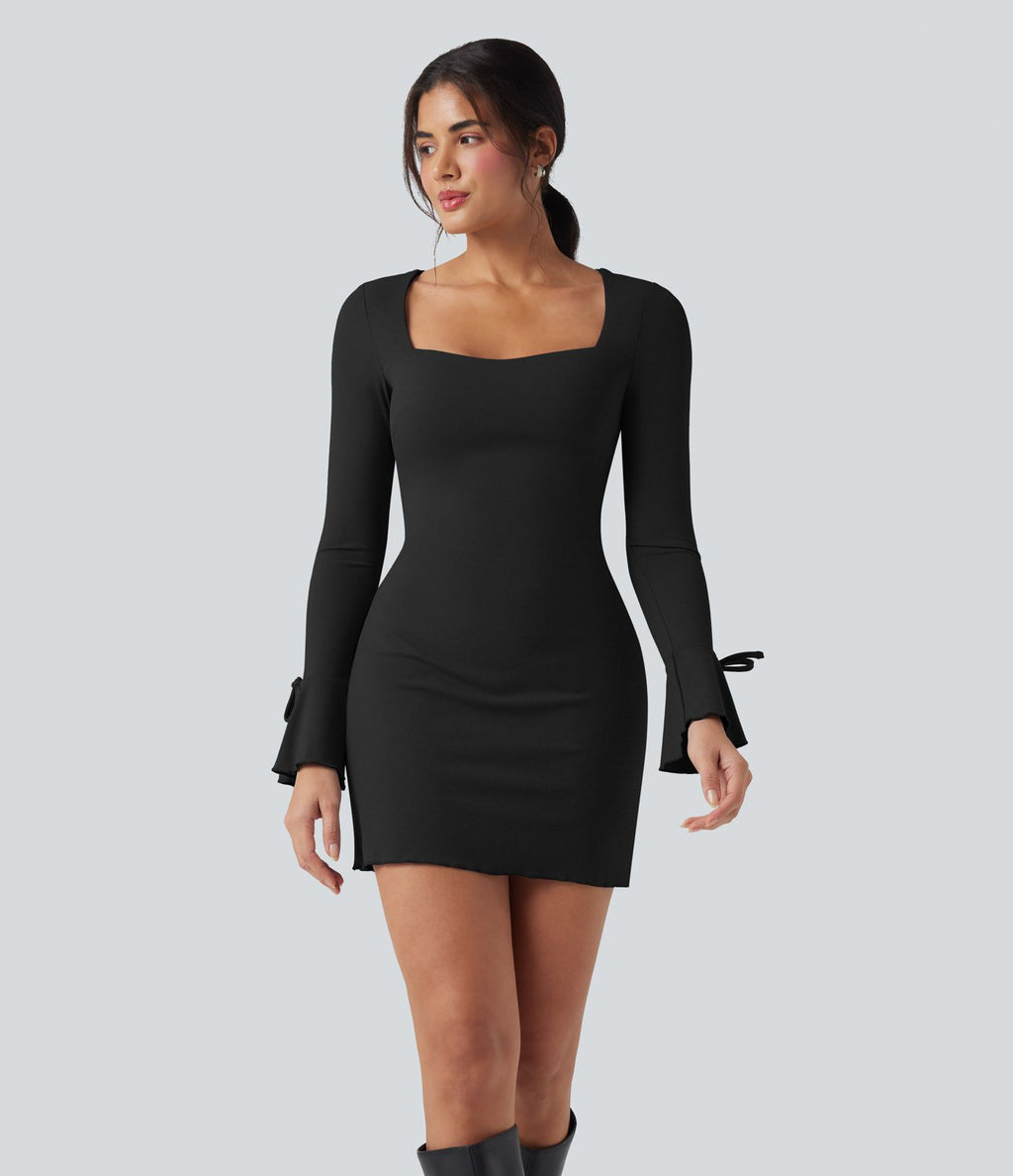 Robe courte col carré à lacets et manches à volants