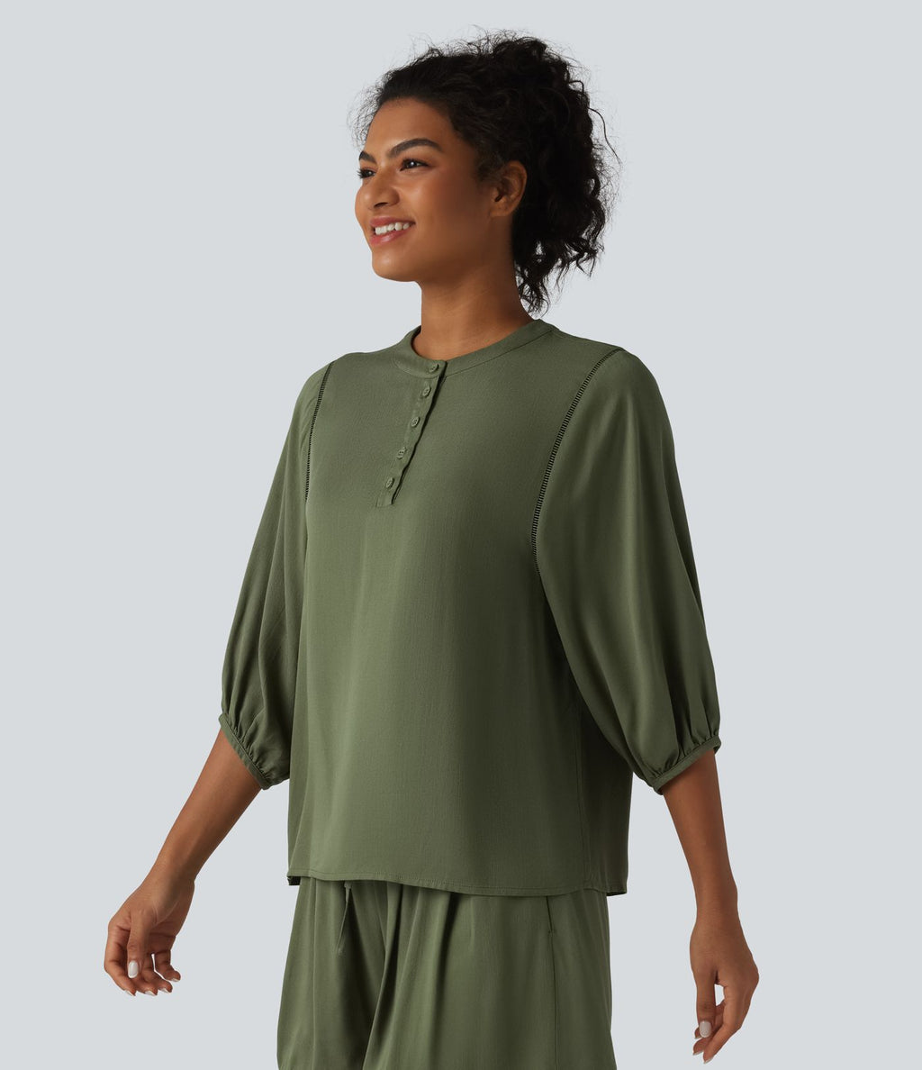 Blouse de villégiature à col Henley et manches 3/4, aspect lin.