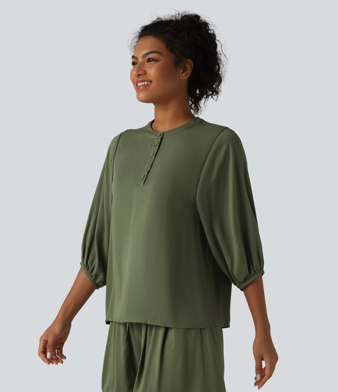 Blouse de villégiature à col Henley et manches 3/4, aspect lin.